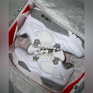 Worn Once Jordan Retro 4 White Oreo Size 6Y (Fits 7.5/8 Women’s)